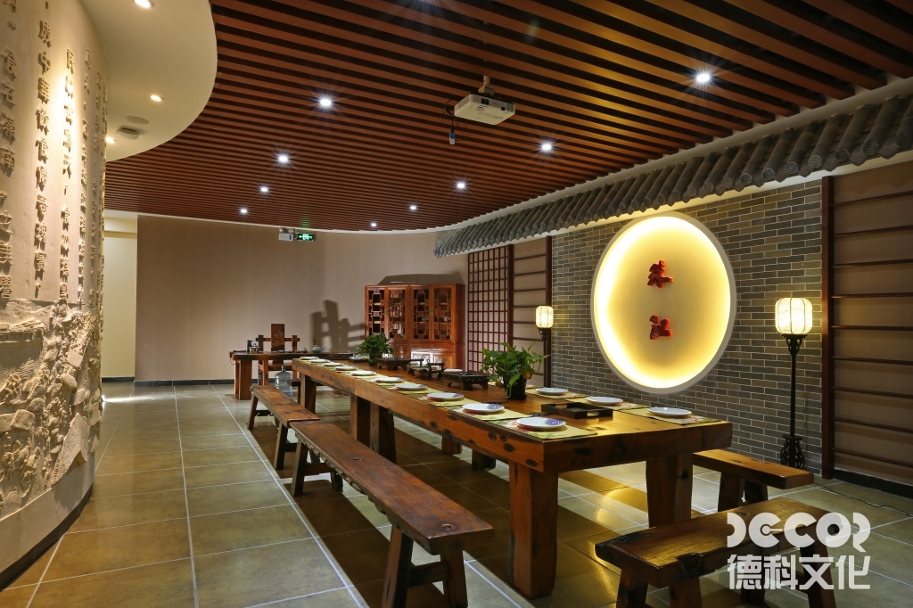 展覽館設計中，如何考慮觀眾的安全和緊急疏散的需求