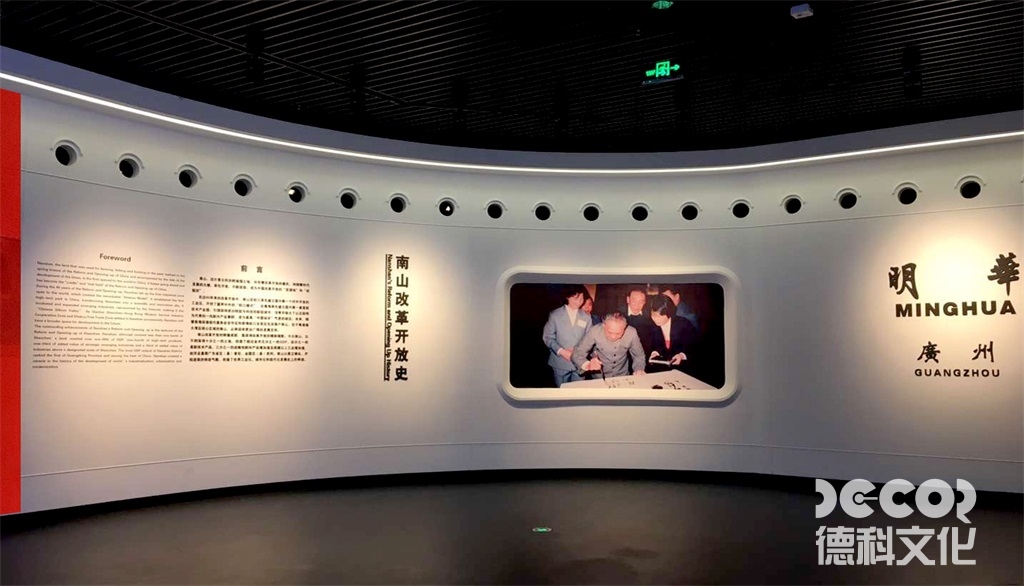 攝影博物館設計中如何考慮到觀眾的互動參與和創意表達？