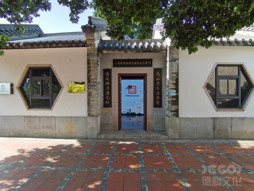 紅色展館設計中如何通過展示文物和照片等展品來還原歷史場景？