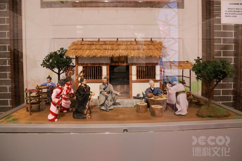 在紅色展館設計中如何通過照明設計來創造出獨特的展示氛圍？