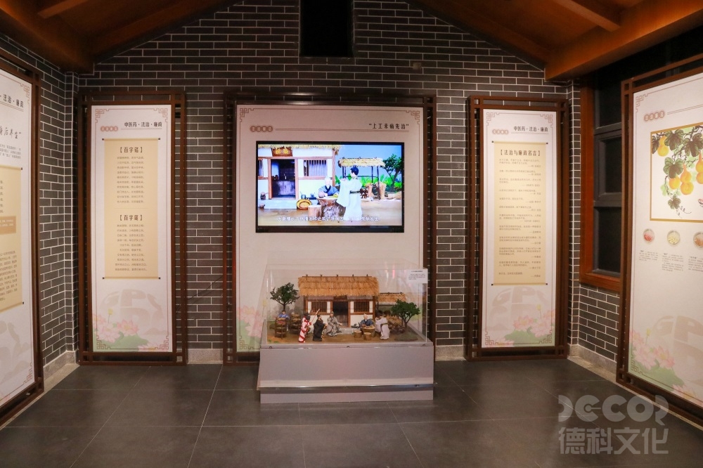 你認為紅色展館設計應該注重展示歷史事件的時序和脈絡嗎？