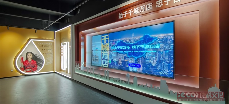 如何在文化展館設計中利用展覽場館的特點和歷史背景來展示文化內涵？